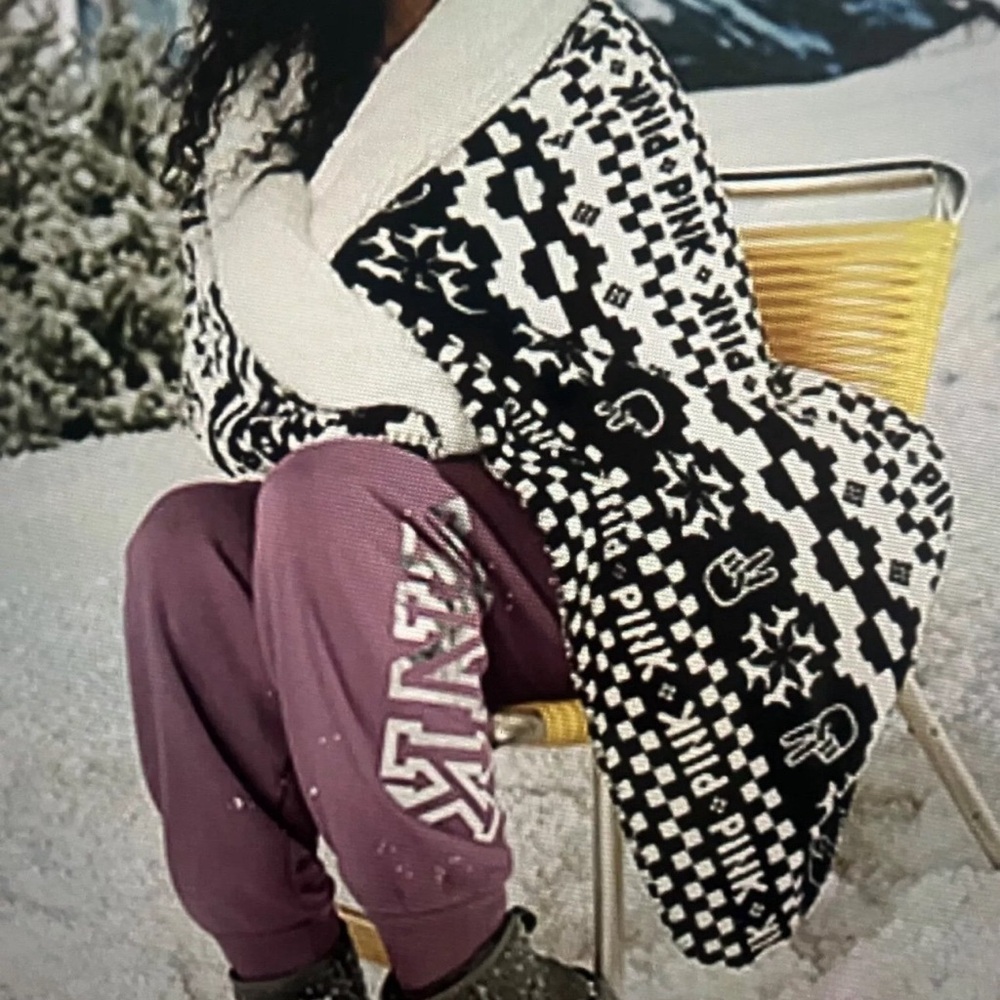 Victoria’s Secret PINK Sherpa Blanket Black & White Dog Peace Signs